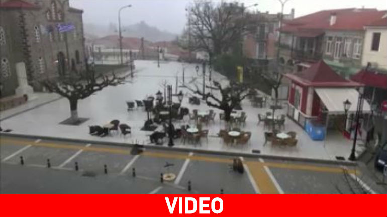 Κύμη: Ο αέρας «σήκωσε» τα τραπεζοκαθίσματα